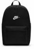 Schwarzer Nike-Rucksack mit Logo und Reißverschlusstasche vorne.