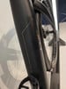Detail des Rahmens eines schwarzen Fahrrads mit CUBE-Logo und Reflektor.