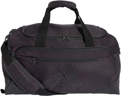 Schwarze Adidas Sporttasche mit Logo und Schultergurt. Schwarze Adidas Sporttasche mit Logo und Schultergurt.