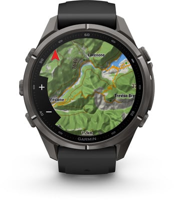 Eine Smartwatch mit einer Karte, die Route und Position anzeigt. Eine Smartwatch mit einer Karte, die Route und Position anzeigt.