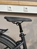 Schwarze Fahrrad-Sattelstütze mit Essenza-Logo und Schnellspanner.