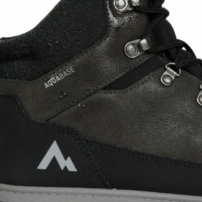 Detail eines Schuhs mit Aquabase-Logo und Berg, schwarze Farbe. Detail eines Schuhs mit Aquabase-Logo und Berg, schwarze Farbe.