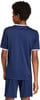 Rückansicht eines Jungen in einem dunkelblauen T-Shirt mit weißem Besatz und Shorts.