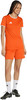 Frau im orangefarbenen Trikot und Shorts mit weißem Besatz, weißen Socken und Fußballschuhen.