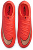 Draufsicht auf ein Paar rote Nike Fußballschuhe mit Logo.