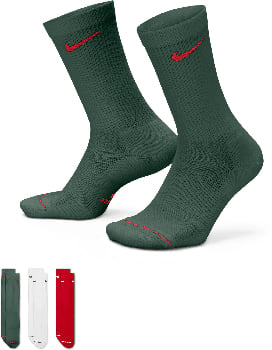 Zwei dunkelgrüne Nike-Socken mit rotem Swoosh und rotem Saum.