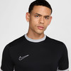 Ein Mann in einem schwarzen T-Shirt mit Nike-Logo und grauem Kragen.