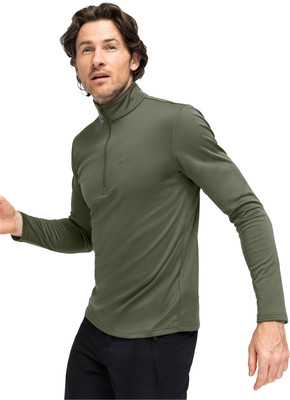 Ein Mann in einem grünen Pullover mit Stehkragen und kurzem Reißverschluss auf weißem Hintergrund. Ein Mann in einem grünen Pullover mit Stehkragen und kurzem Reißverschluss auf weißem Hintergrund.