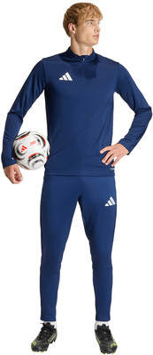 Ein junger Fußballer im dunkelblauen Anzug hält einen Ball. Ein junger Fußballer im dunkelblauen Anzug hält einen Ball.