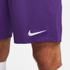 Lila Nike-Shorts mit weißem Logo auf dem Oberschenkel.
