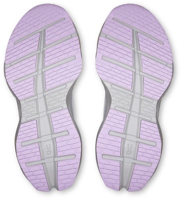 Blick auf die Sohlen zweier Laufschuhe mit violetten und grauen Elementen.