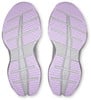 Blick auf die Sohlen zweier Laufschuhe mit violetten und grauen Elementen.