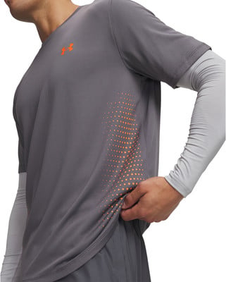 Mann in grauem T-Shirt mit orangefarbenem Logo und Punktmuster. Mann in grauem T-Shirt mit orangefarbenem Logo und Punktmuster.