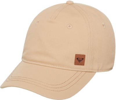Eine beige Kappe mit einem braunen Kunstleder-Logo-Patch. Eine beige Kappe mit einem braunen Kunstleder-Logo-Patch.