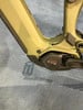Grüner E-Bike-Rahmen mit Bosch-Motor und Kurbeln.