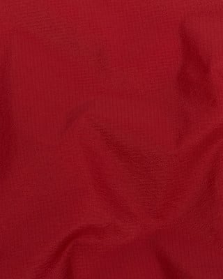 Roter Stoff mit einem dezenten Glanz und einem weichen, fließenden Aussehen.