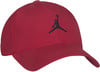 Eine rote Jordan-Kappe mit schwarzem Jumpman-Logo vorne.
