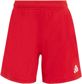 Rote Shorts mit Adidas-Logo am rechten Hosenbein.