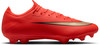 Ein roter Fußballschuh mit schwarzem und goldenem Streifen.