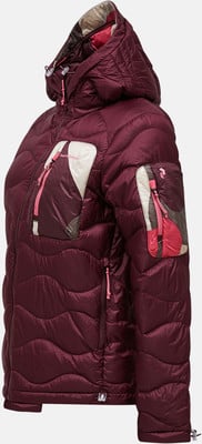 Damen-Steppjacke in Burgunderrot mit Kapuze und farblichen Akzenten. Damen-Steppjacke in Burgunderrot mit Kapuze und farblichen Akzenten.