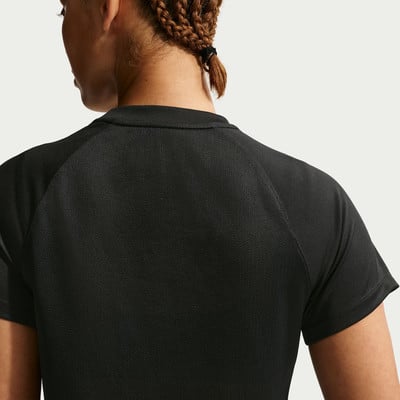 Rückansicht eines schwarzen Sportshirts mit Zopf.