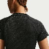 Rückansicht eines schwarzen Sportshirts mit Zopf.