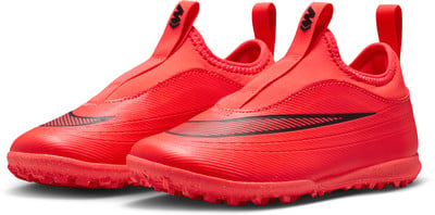 Leuchtend rote Kinder-Kunstrasen-Schuhe von Nike mit schwarzem Logo und Schnürsenkeln.