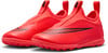 Leuchtend rote Kinder-Kunstrasen-Schuhe von Nike mit schwarzem Logo und Schnürsenkeln.