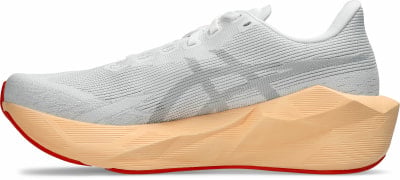 Weißer Laufschuh mit markanter beige Sohle und rotem Rand. Weißer Laufschuh mit markanter beige Sohle und rotem Rand.