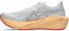 Weißer Laufschuh mit markanter beige Sohle und rotem Rand.