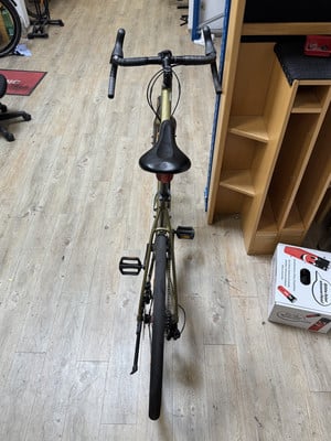 Ein Mountainbike steht auf einem Holzboden in einer Werkstatt, Draufsicht. Ein Mountainbike steht auf einem Holzboden in einer Werkstatt, Draufsicht.