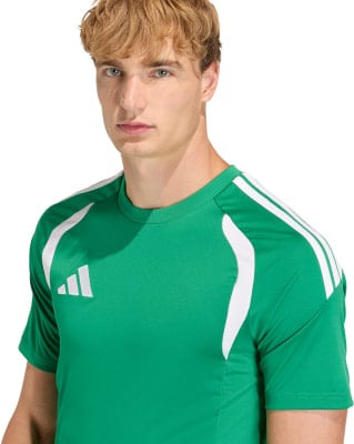Grünes Herren T-Shirt mit weißen Streifen an den Schultern und Adidas Logo. Grünes Herren T-Shirt mit weißen Streifen an den Schultern und Adidas Logo.