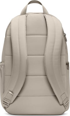 Die Rückseite eines beigen Rucksacks mit gepolsterten Trägern und einer Schlaufe oben. Die Rückseite eines beigen Rucksacks mit gepolsterten Trägern und einer Schlaufe oben.