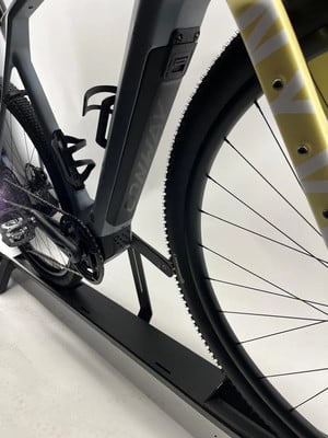 Rahmendetail eines Conway E-Bikes mit Vorderrad und Ständer. Rahmendetail eines Conway E-Bikes mit Vorderrad und Ständer.
