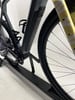 Rahmendetail eines Conway E-Bikes mit Vorderrad und Ständer.