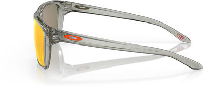 Graue Oakley-Sonnenbrille mit orangefarbenem Logo und gelben Gläsern. Graue Oakley-Sonnenbrille mit orangefarbenem Logo und gelben Gläsern.