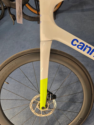 Detail des Vorderteils eines weißen Rennrads mit Cannondale-Logo. Detail des Vorderteils eines weißen Rennrads mit Cannondale-Logo.