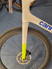 Detail des Vorderteils eines weißen Rennrads mit Cannondale-Logo.