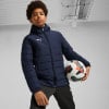 Ein Junge in einer dunklen Kapuzenjacke hält einen Fußball in der Hand.