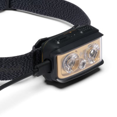 Schwarze Stirnlampe mit zwei großen LEDs und Ladeanschluss.