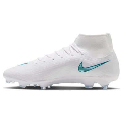Weißer Nike Fußballschuh mit türkisfarbenem Swoosh-Logo und Sockenkragen.