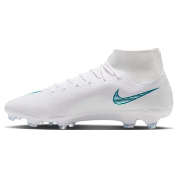 Biela futbalová obuv Nike s tyrkysovým logom Swoosh a ponožkovým golierom.