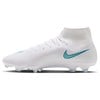 Weißer Nike Fußballschuh mit türkisfarbenem Swoosh-Logo und Sockenkragen.