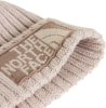 Detail einer beige Strickmütze mit dem The North Face Logo.