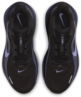 Fekete Nike futócipő lila logóval és kék szegéllyel. Fekete Nike futócipő lila logóval és kék szegéllyel.