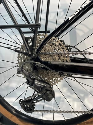Shimano Deore Schaltwerk am Fahrrad mit Kassette und Kette. Shimano Deore Schaltwerk am Fahrrad mit Kassette und Kette.
