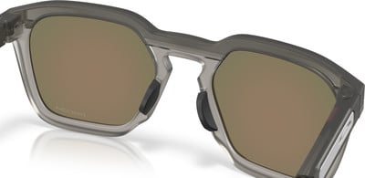 Graue Sonnenbrille mit braunen Spiegellinsen und Prizm-Logo. Graue Sonnenbrille mit braunen Spiegellinsen und Prizm-Logo.