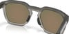 Graue Sonnenbrille mit braunen Spiegellinsen und Prizm-Logo.