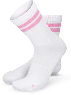 Weiße Socken mit rosa Streifen und Logo an der Ferse. Weiße Socken mit rosa Streifen und Logo an der Ferse.