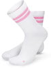 Weiße Socken mit rosa Streifen und Logo an der Ferse.